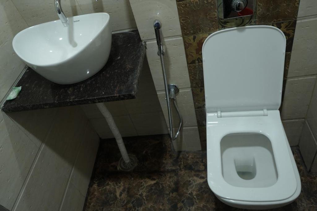 Clean Western Bathroom